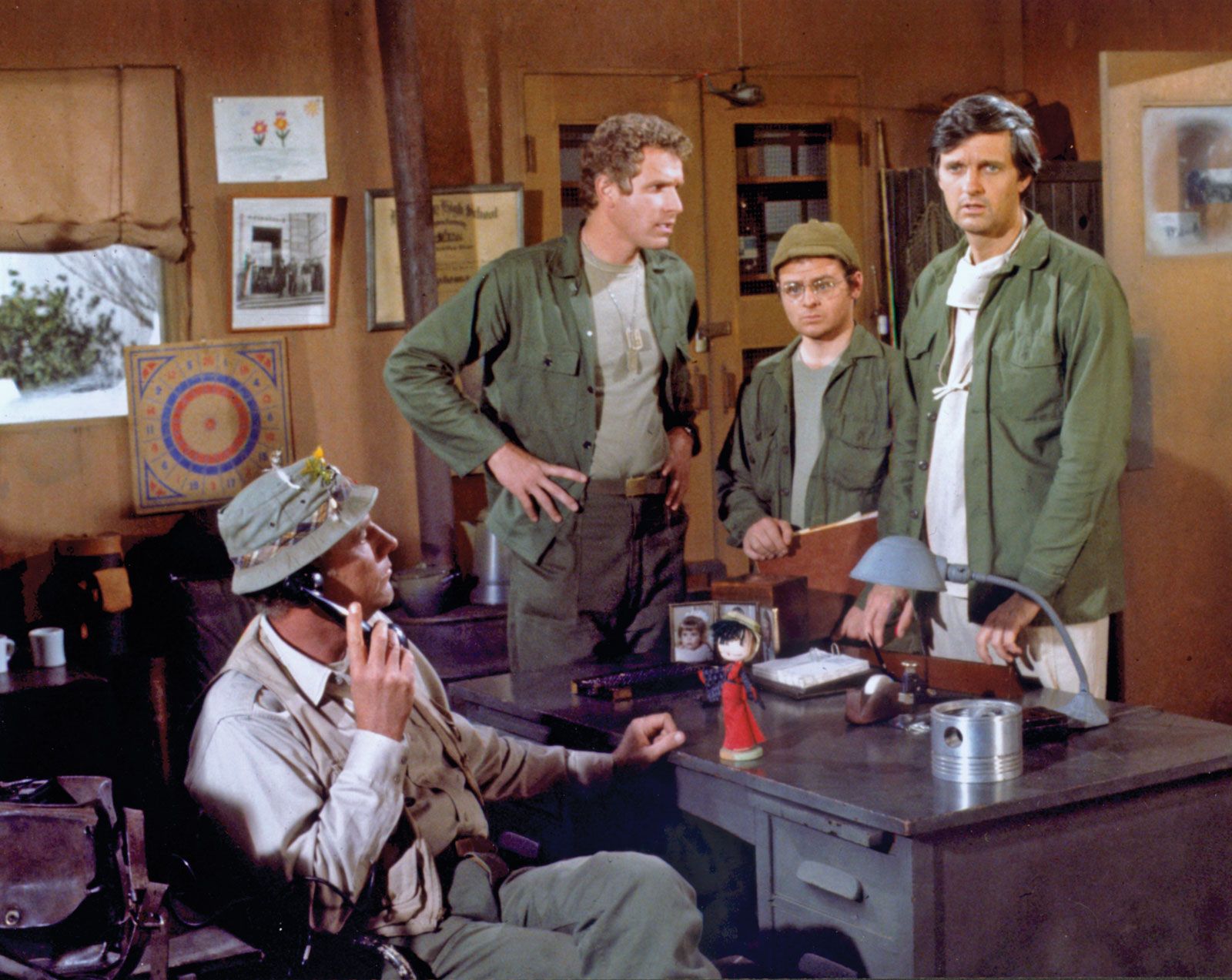 Actors-MASH-McLean-Stevenson-scene-Wayne-Rogers-2291153666.jpg
